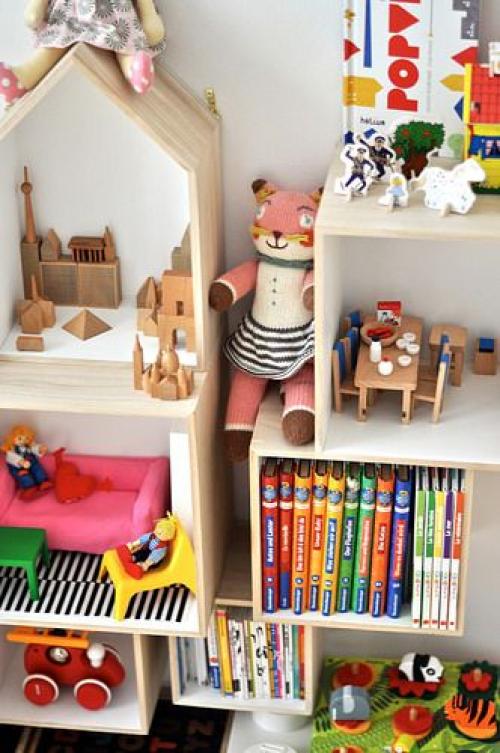 Лаконичные, но при этом такие функциональные домики - стеллажи в детскую комнату. 02