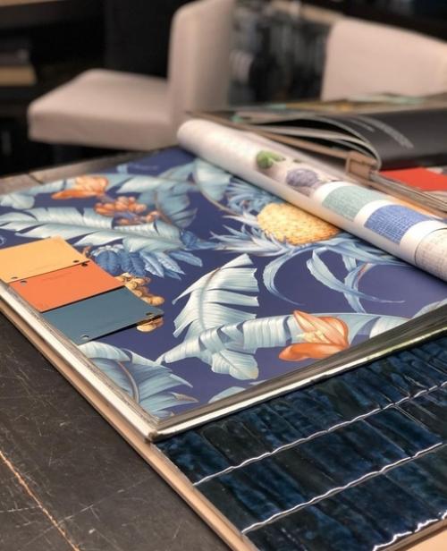 Как вам такой красочный вариант отделки санузла? 04