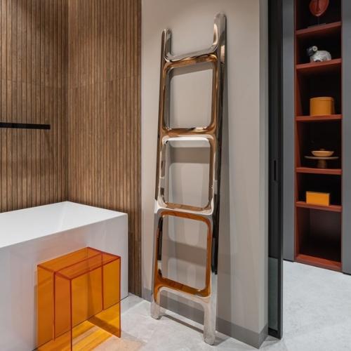 Акцент в квартире сделан на свет - лаконичный дизайнерский светильник виден со всех точек квартиры. 05