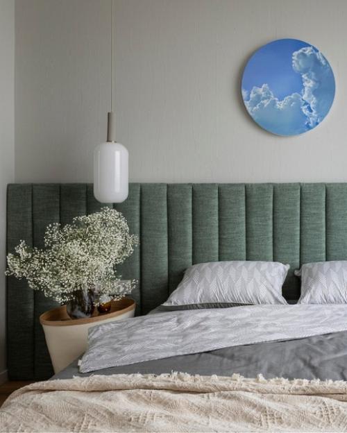 Используя теплые оттенки и природные материалы, небольшую квартиру превратили в идеальное место для отдыха после рабочего дня. 01