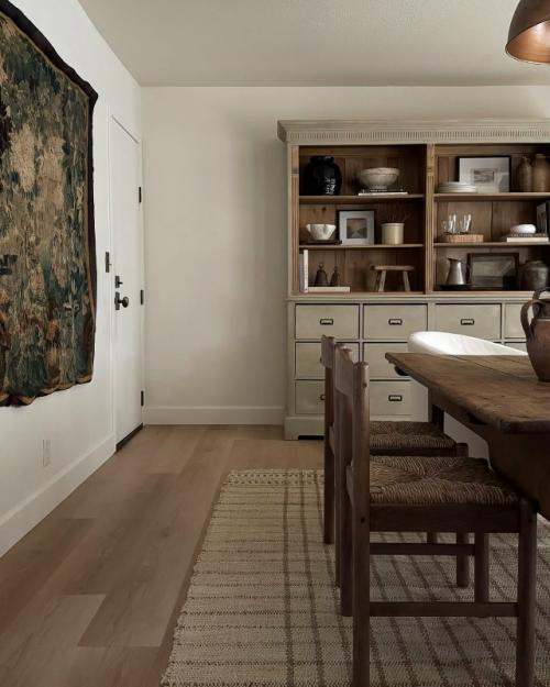 Светлые оттенки визуально расширяют пространство, наполняют его мягким сиянием и создают атмосферу абсолютного спокойствия. 04