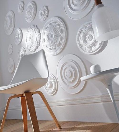 Потолочные розетки на стенах интерьер торжественным и одновременно веселым делают. 03