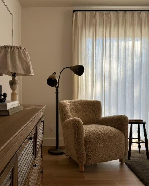 Светлые оттенки визуально расширяют пространство, наполняют его мягким сиянием и создают атмосферу абсолютного спокойствия. 07