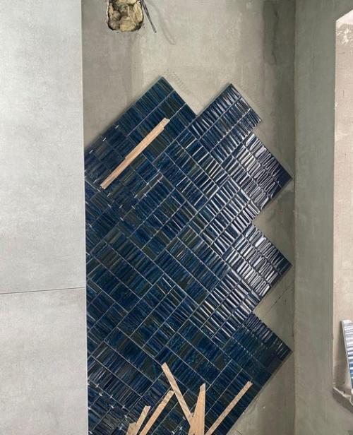 Как вам такой красочный вариант отделки санузла? 03