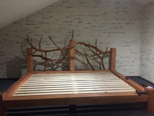 После ремонта остался материал, вот и решил соорудить кpoвать. 03