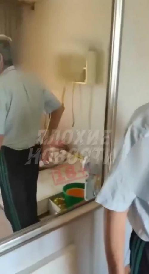 В Краснодаре сын довёл 88-летнюю мать до истощения и запер в грязи. 

