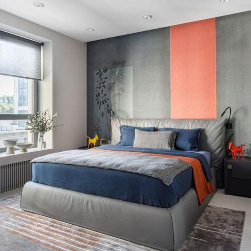 Акцент в квартире сделан на свет - лаконичный дизайнерский светильник виден со всех точек квартиры. 06