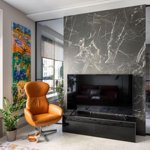 Акцент в квартире сделан на свет - лаконичный дизайнерский светильник виден со всех точек квартиры. 03