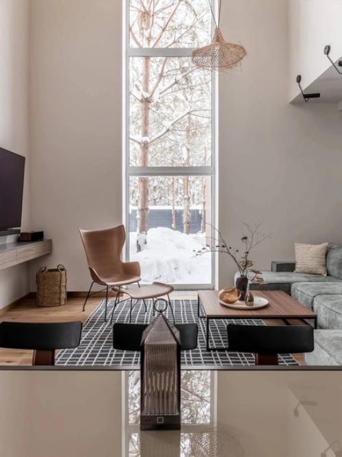 Дачный минимализм: гостиная в загородном доме с видом на сосновый лес. 02