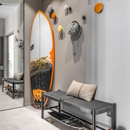 Акцент в квартире сделан на свет - лаконичный дизайнерский светильник виден со всех точек квартиры. 04