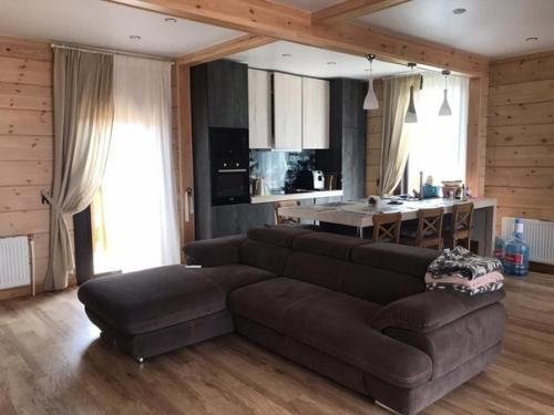 3 акончили стpоительство и отделку дома из клееного бpуса. 02