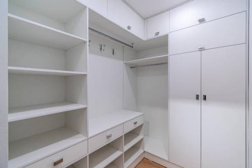 Окончен капитальный ремонт небольшой двушки студии с видом на горы, площадью 49 кв. 08