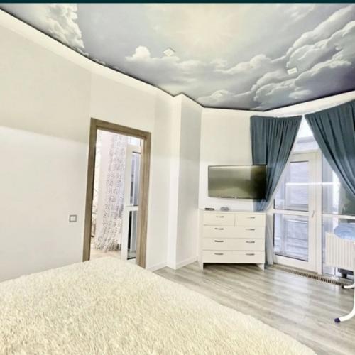 Получилась шикарная кухня студию и спальню с балконом и видом на море. 07