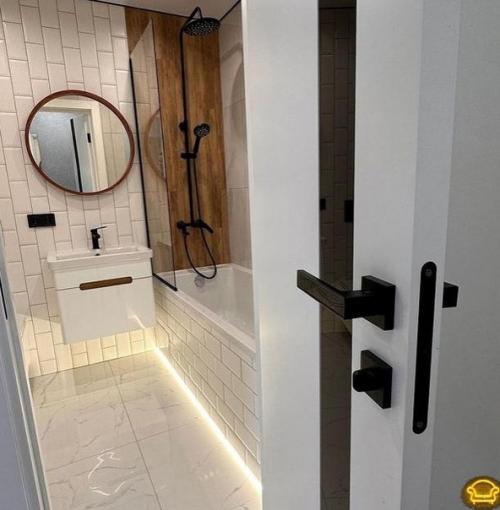 Хорошо все.  Единственное - телик на кухне не очень, но это издержки ограниченного пространства. 03