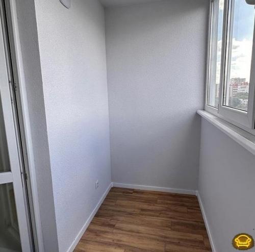 Хорошо все.  Единственное - телик на кухне не очень, но это издержки ограниченного пространства. 06