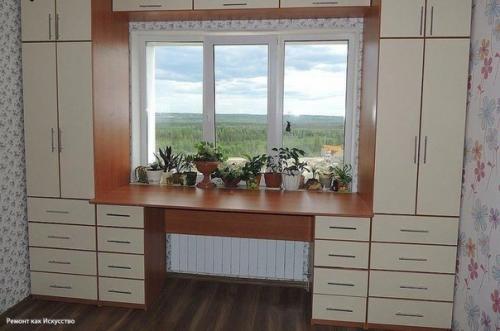 Шкафы вокруг окна, это очень удобно и экономит пространство в комнате! 01