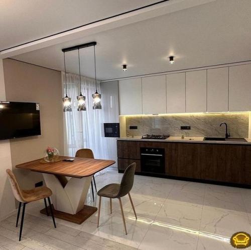 Хорошо все.  Единственное - телик на кухне не очень, но это издержки ограниченного пространства. 05