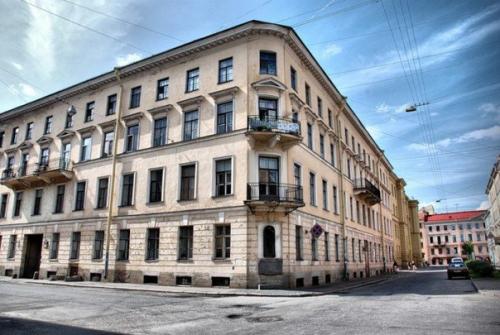 Прогулка по Петербургу Достоевского с томиком Преступление и Наказание в руках. 04