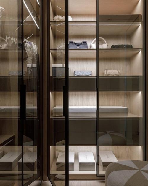 На одном из последних этажей петербургского жилого комплекса Riverside, оформили небольшую квартиру в светлых тонах. 04