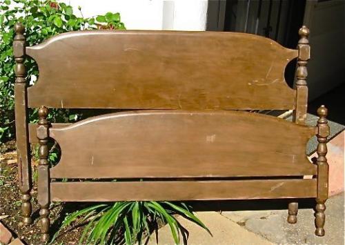 Самодельная садовая скамья из спинок кровати. 01