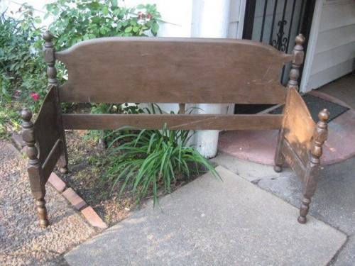 Самодельная садовая скамья из спинок кровати. 03