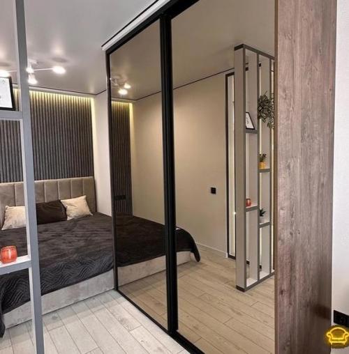 Хорошо все.  Единственное - телик на кухне не очень, но это издержки ограниченного пространства. 07