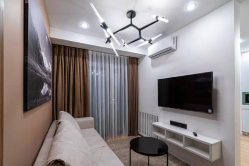 Окончен капитальный ремонт небольшой двушки студии с видом на горы, площадью 49 кв. 02