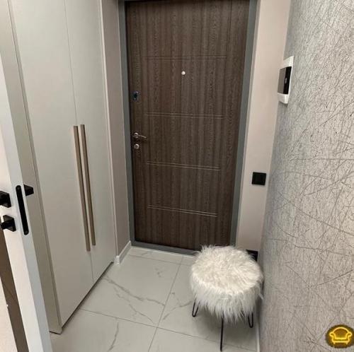 Хорошо все.  Единственное - телик на кухне не очень, но это издержки ограниченного пространства. 09