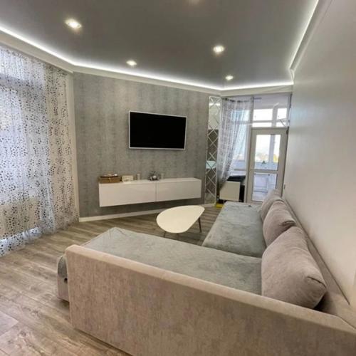 Получилась шикарная кухня студию и спальню с балконом и видом на море. 04