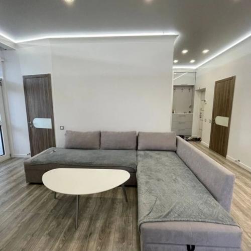 Получилась шикарная кухня студию и спальню с балконом и видом на море. 05