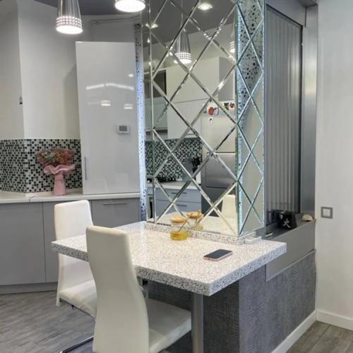 Получилась шикарная кухня студию и спальню с балконом и видом на море. 01