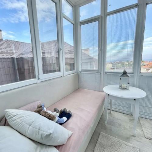 Получилась шикарная кухня студию и спальню с балконом и видом на море. 09