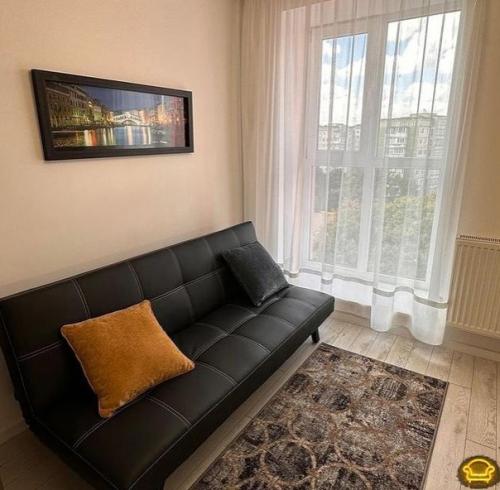 Хорошо все.  Единственное - телик на кухне не очень, но это издержки ограниченного пространства. 08