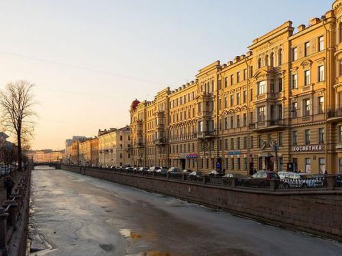 Прогулка по Петербургу Достоевского с томиком Преступление и Наказание в руках. 05