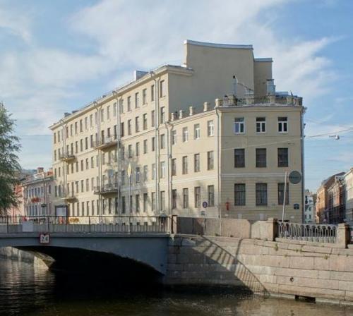 Прогулка по Петербургу Достоевского с томиком Преступление и Наказание в руках. 01