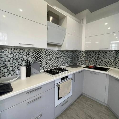 Получилась шикарная кухня студию и спальню с балконом и видом на море. 02