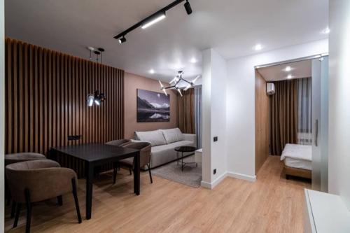 Окончен капитальный ремонт небольшой двушки студии с видом на горы, площадью 49 кв. 04