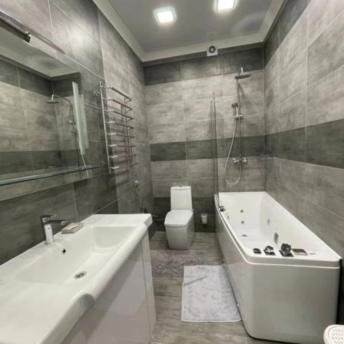 Получилась шикарная кухня студию и спальню с балконом и видом на море. 06