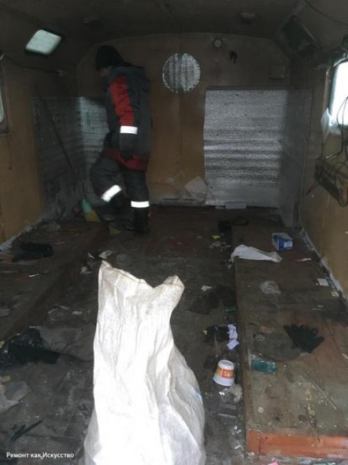 Своими руками из старой будки сделал вот такую красотку баньку. 01