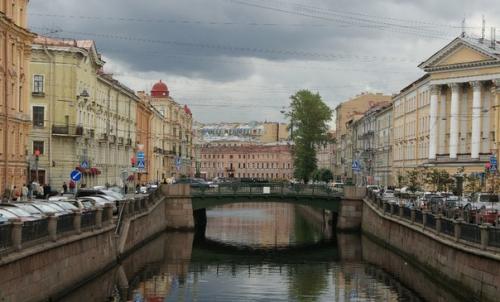 Прогулка по Петербургу Достоевского с томиком Преступление и Наказание в руках. 02