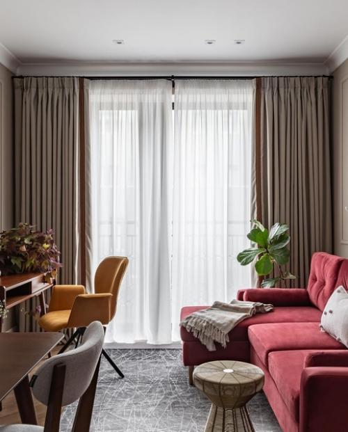 Интерьер этой квартиры создавался для молодой мечтательной девушки, студентки магистратуры, которая всем сердцем обожает Францию. 03