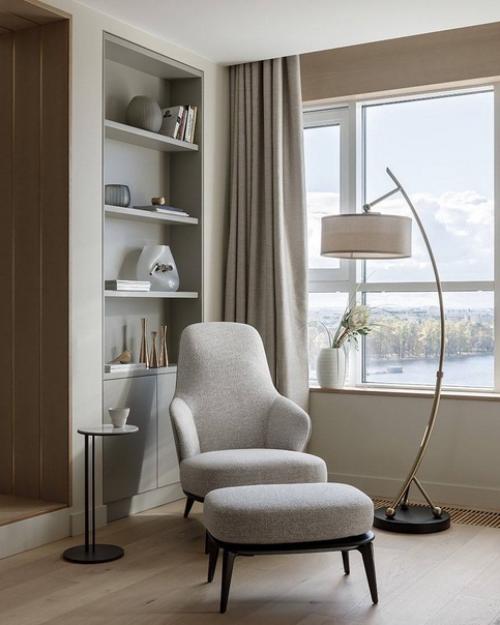 На одном из последних этажей петербургского жилого комплекса Riverside, оформили небольшую квартиру в светлых тонах. 03