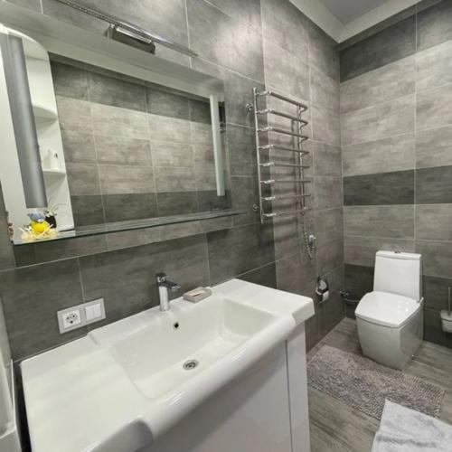 Получилась шикарная кухня студию и спальню с балконом и видом на море. 08