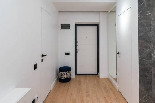 Окончен капитальный ремонт небольшой двушки студии с видом на горы, площадью 49 кв. 07