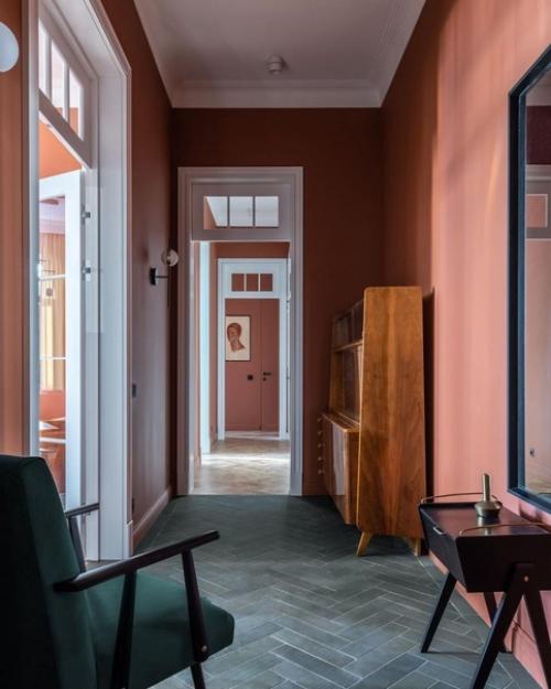 Интерьер со смелым сочетанием цветов и мебелью 50-60 х годов. 01