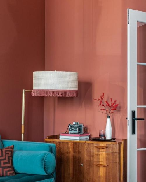 Интерьер со смелым сочетанием цветов и мебелью 50-60 х годов. 04