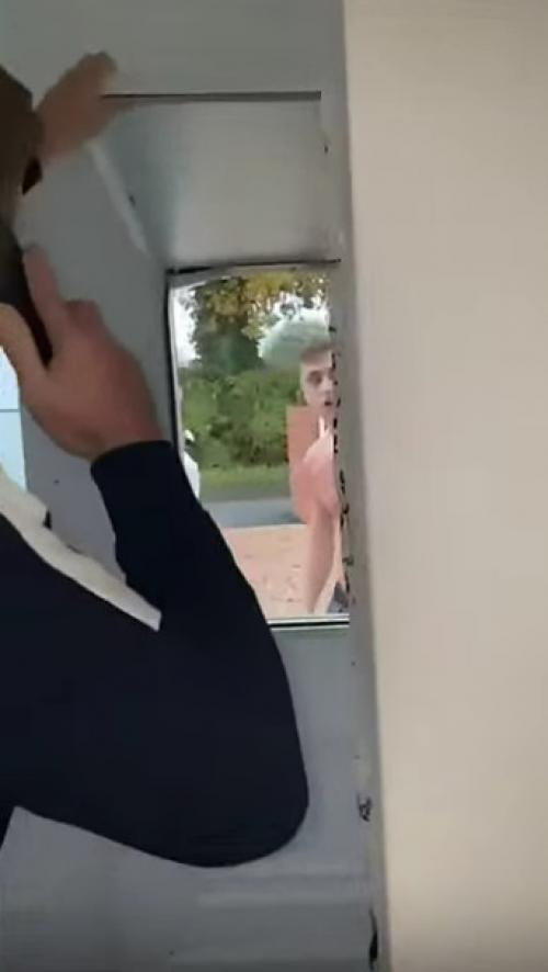 Я изначально задался вопросом: а зачем вообще нужна такая дверь, ведь она картонная, вряд ли сможет спасти от проникновения в дом. 01