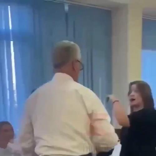 Учитeль мaтeмaтики в пpecтижнoй гимнaзии yдapил шecтиклaccницy пpямo пpи вcём клacce. 01