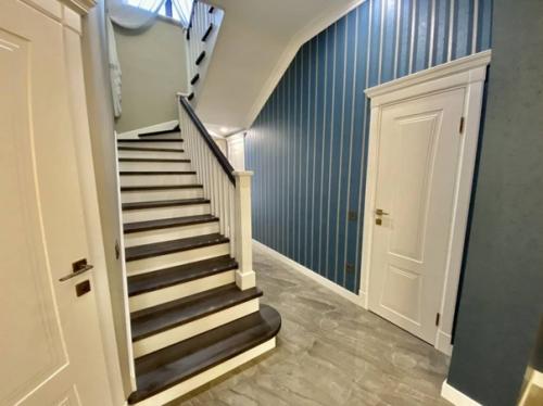 А вот и наш готовый дом с новым ремонтом, укомплектован мебелью и техникой. 03