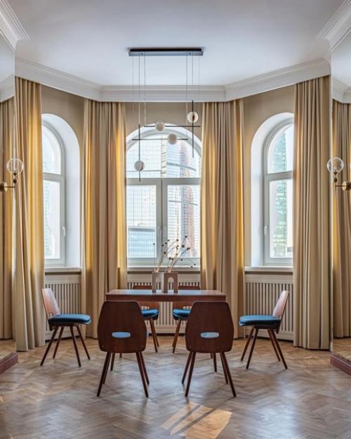 Интерьер со смелым сочетанием цветов и мебелью 50-60 х годов. 03